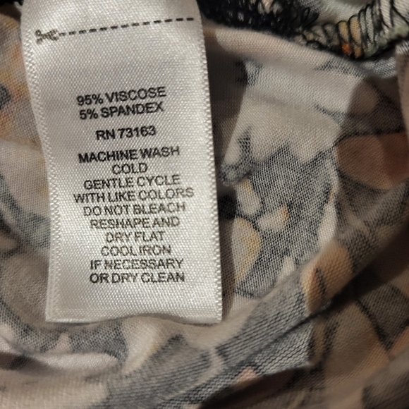 Cable & Gauge Floral Sleeveless Women's Top - Picture 3 of 4